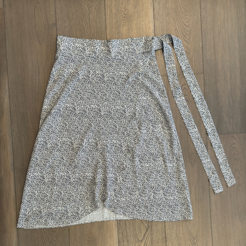Black and white spotted wrap around skirt sz L modest dressy mid length neutral